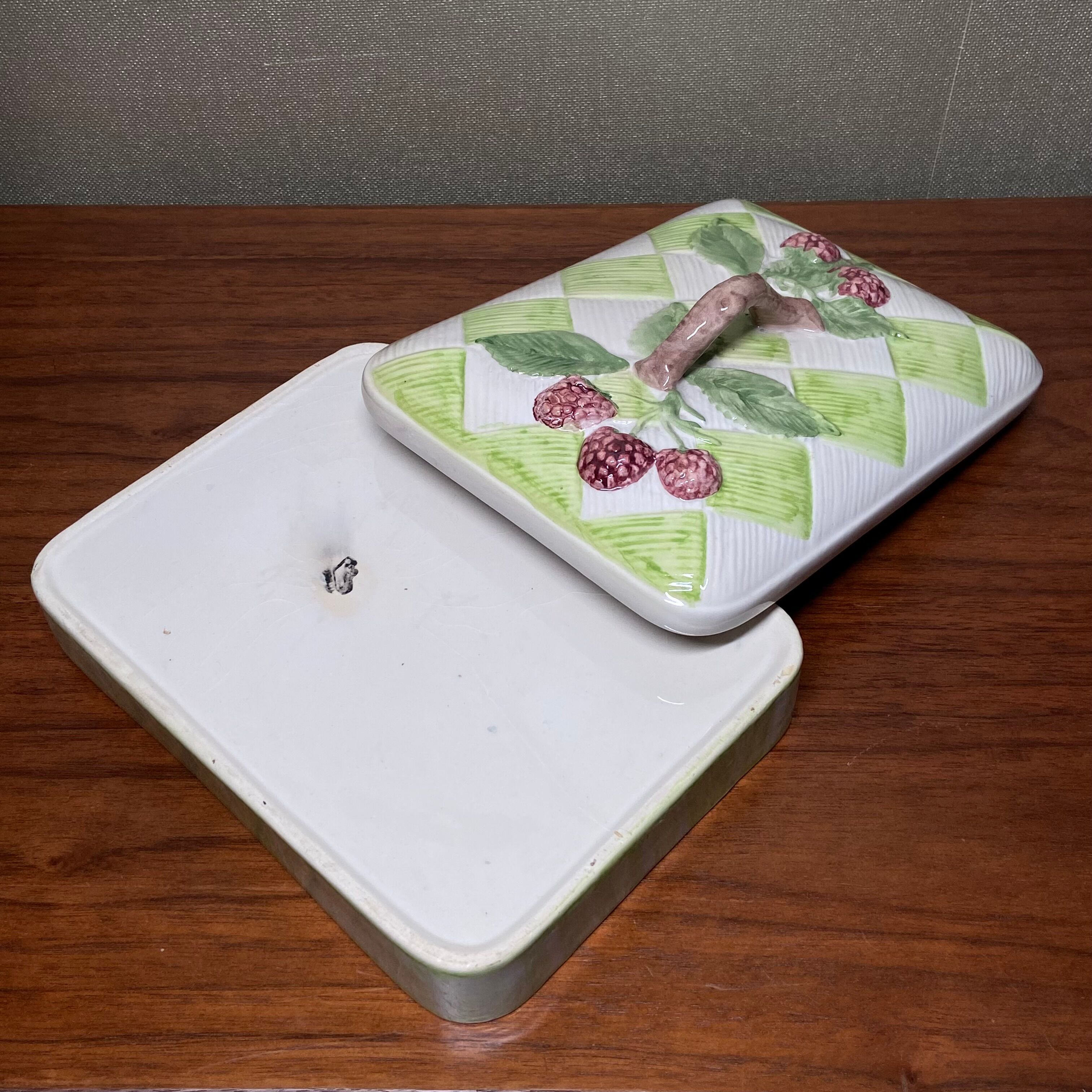 Box in slip decoration raspberries