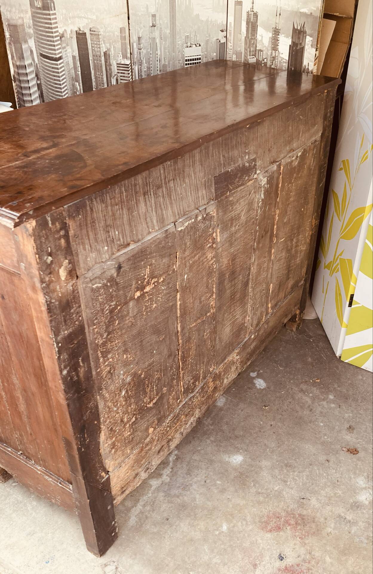Louis XV style buffet from the 19th century in solid fruitwood with dowelled joints.