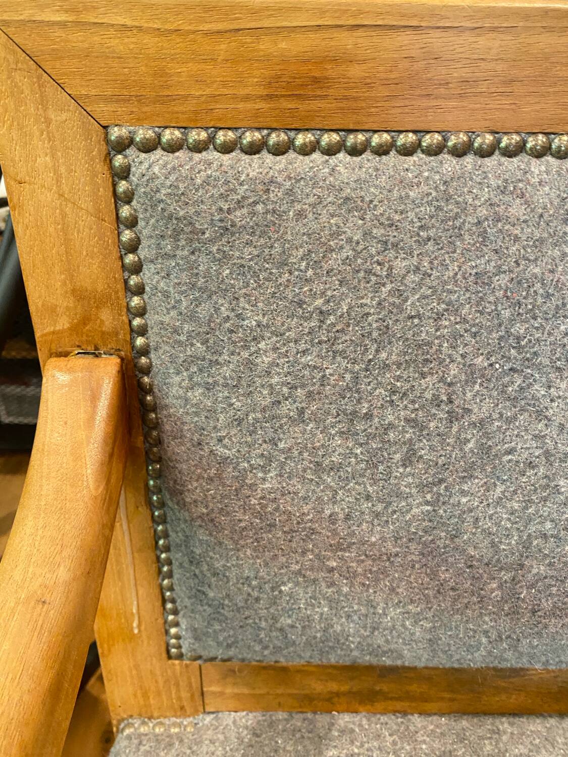 Charmante banquette vintage esprit chalet – laine grise & rayures roug