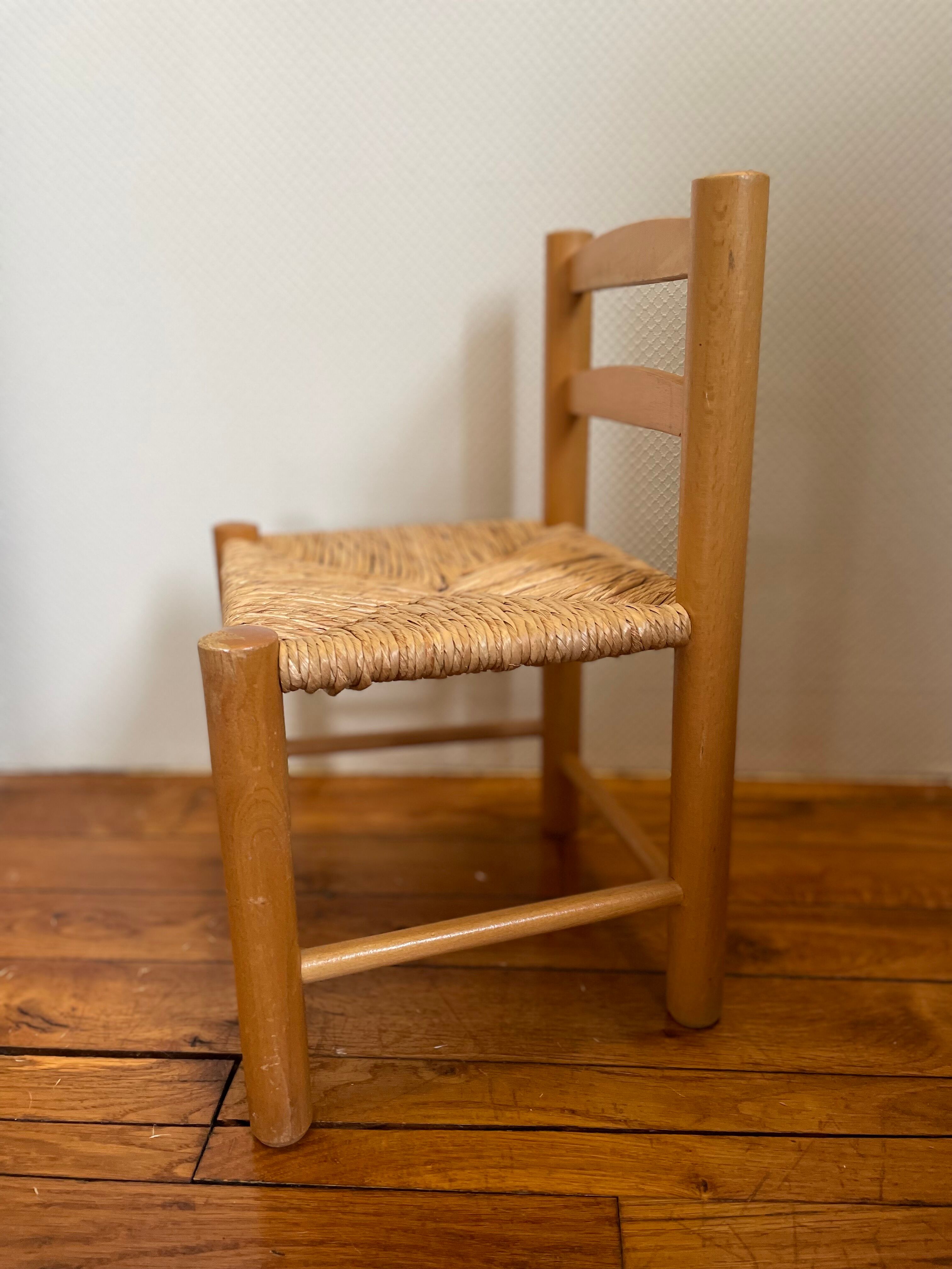 Vintage children's chair in wood and straw