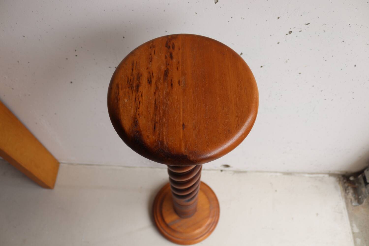 Saddle, pedestal, turned wooden column