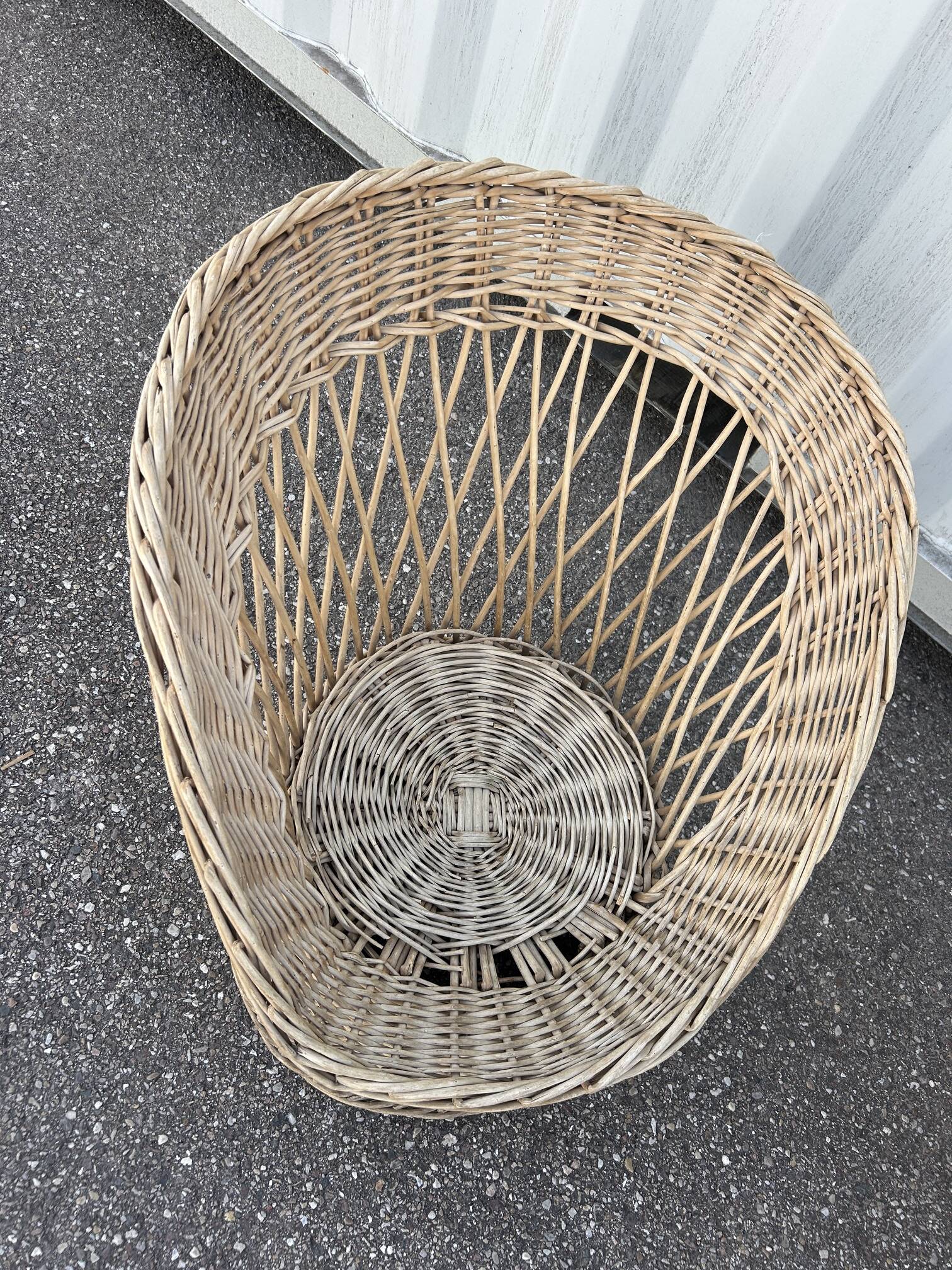 salon avec 3 fauteuils en osier