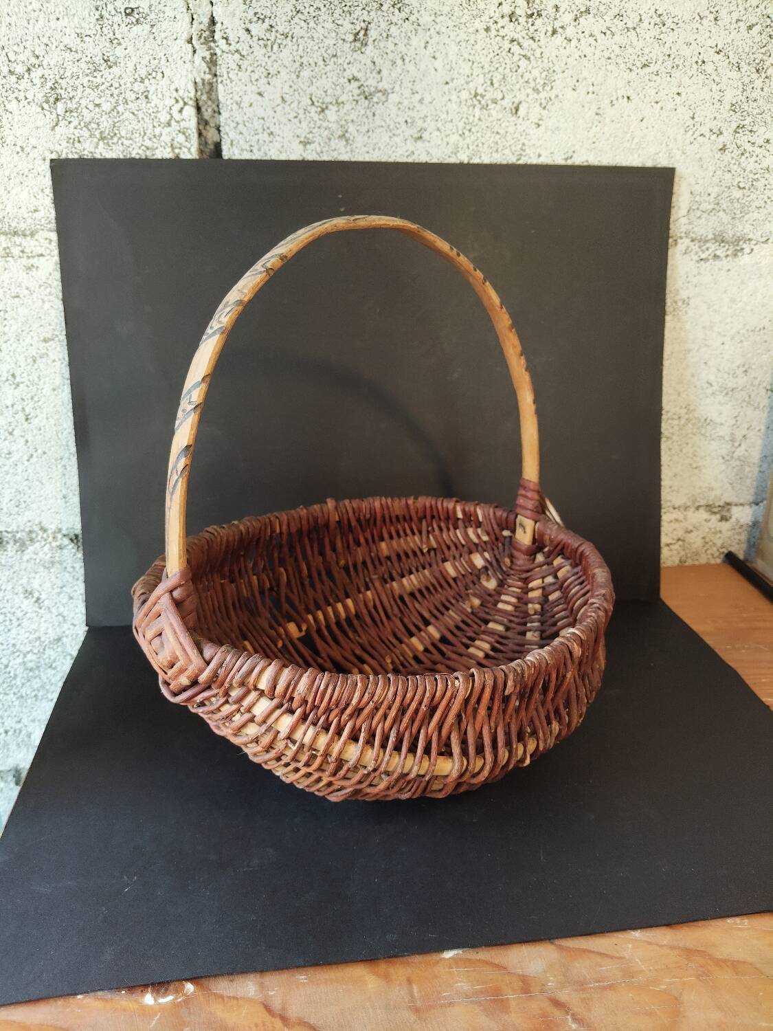 Basket of popular art in wicker – Handle carved with snakes – 20th century