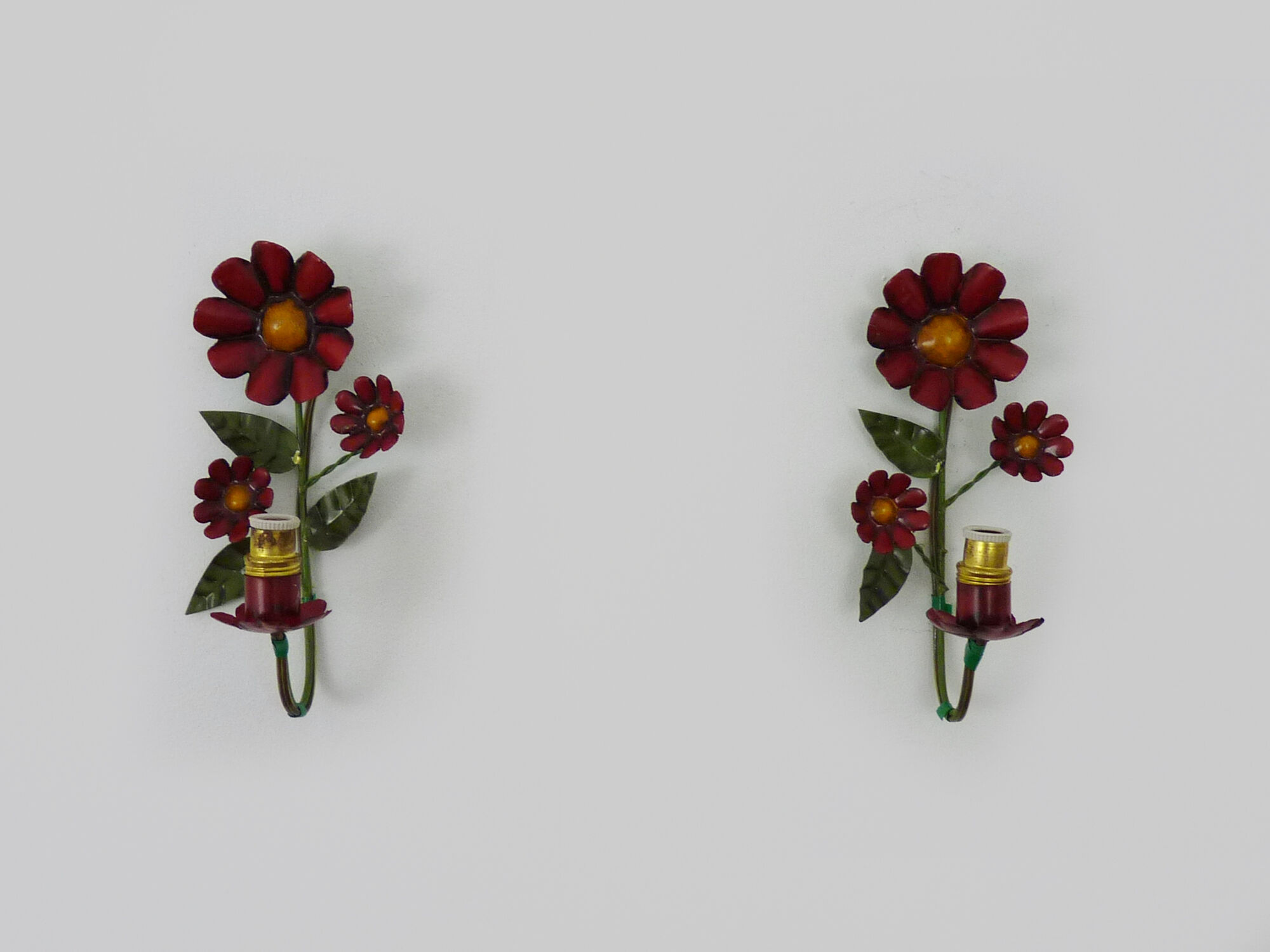 Pair of vintage Italian wall lamps in painted sheet metal. Decoration flowers. Year 50 60