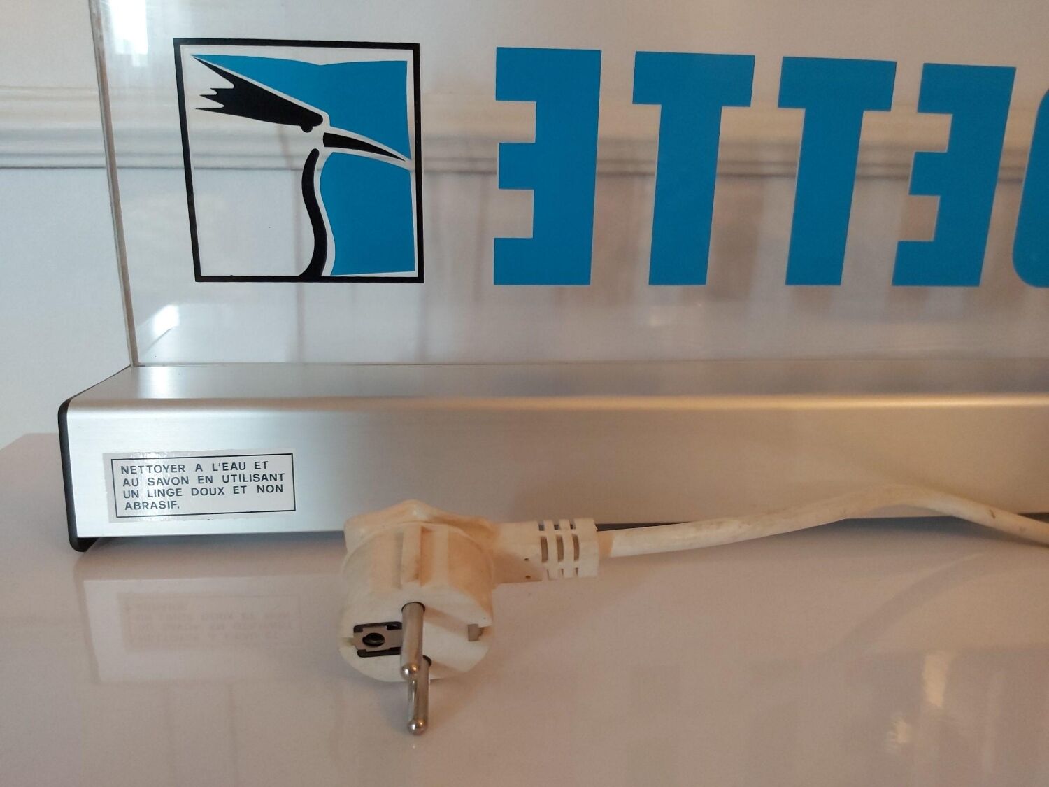 Illuminated advertising sign vedette