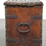 Coffre-fort ancien du XVIIe siècle recouvert de cuir avec la clé d'origine et une excellente patine