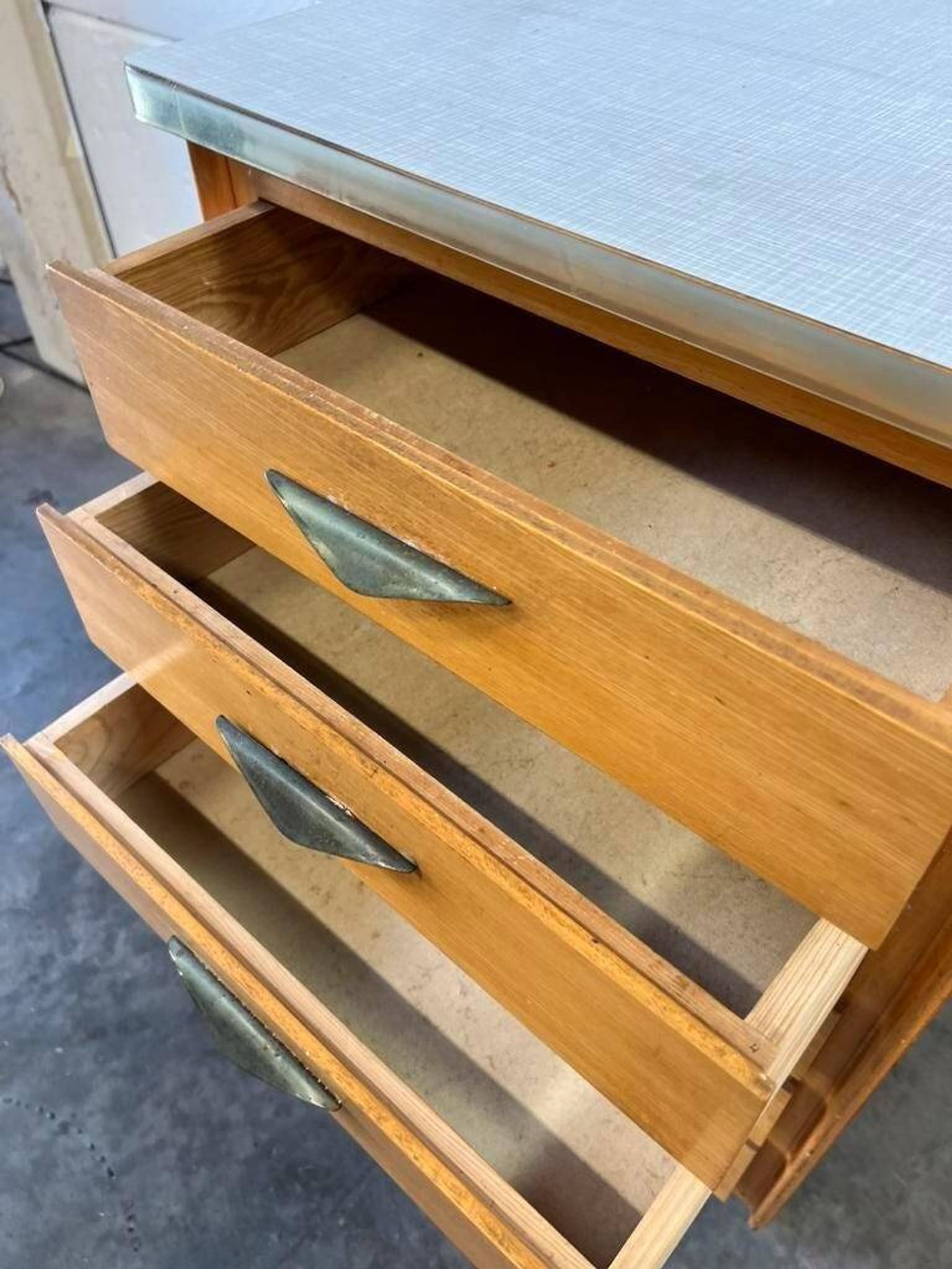 Mini commode vintage en bois avec plateau en formica