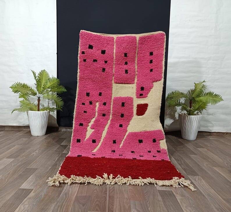 Handmade pure wool rug in pink, size 150 x 250 cm.