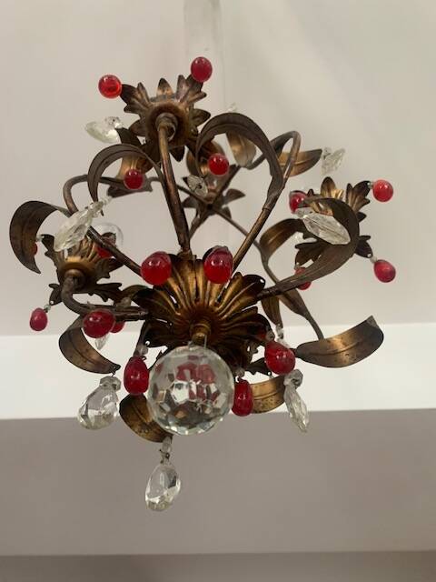 Antique chandelier in gilded sheet metal and red and white crystal pendants, 1900