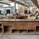 Immense comptoir de bar recouvert d’une pierre bleue