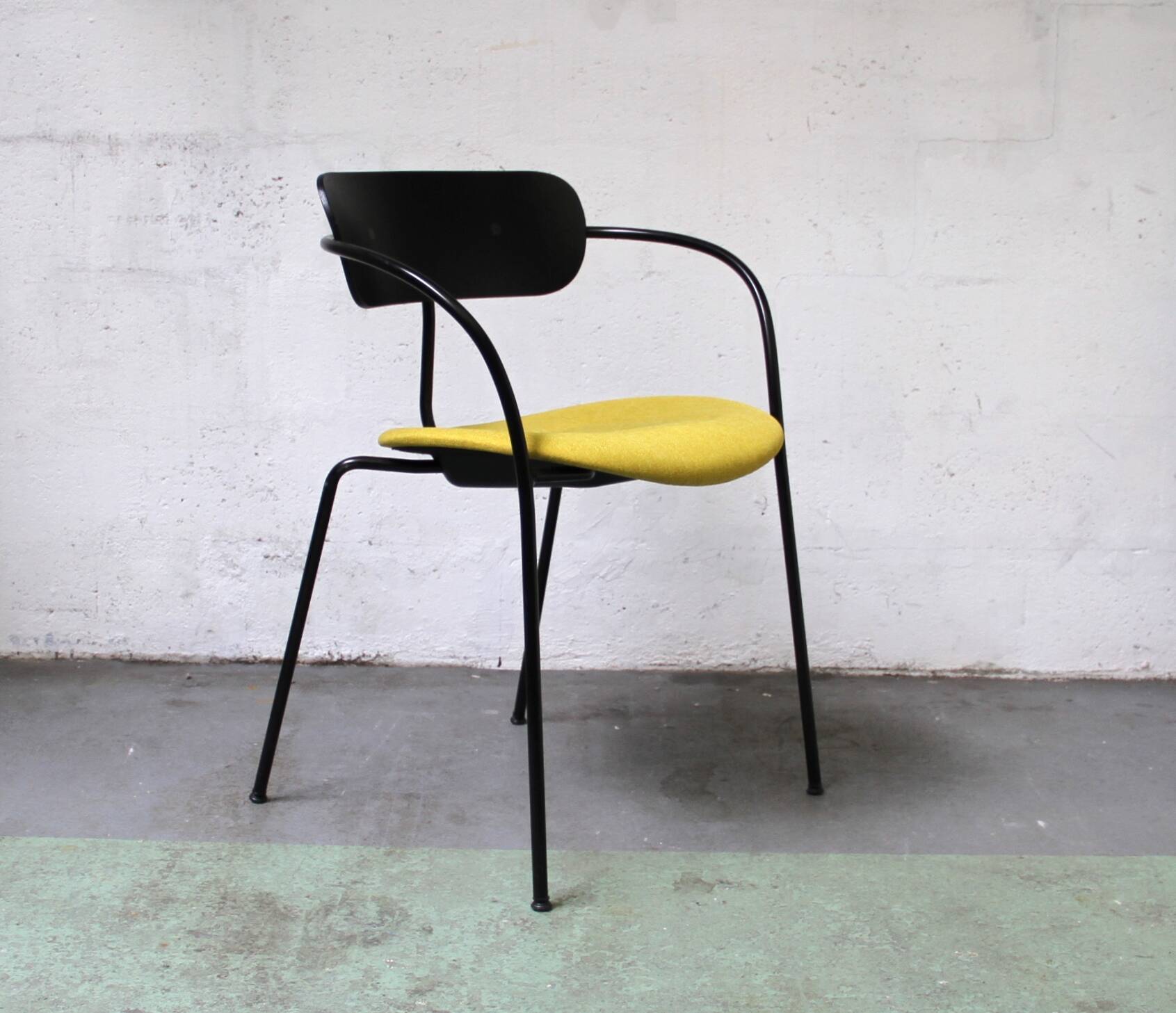 Pavilion AV4 chair, & Tradition