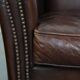Ensemble de deux fauteuils en cuir de mouton vintage au caractère marqué.