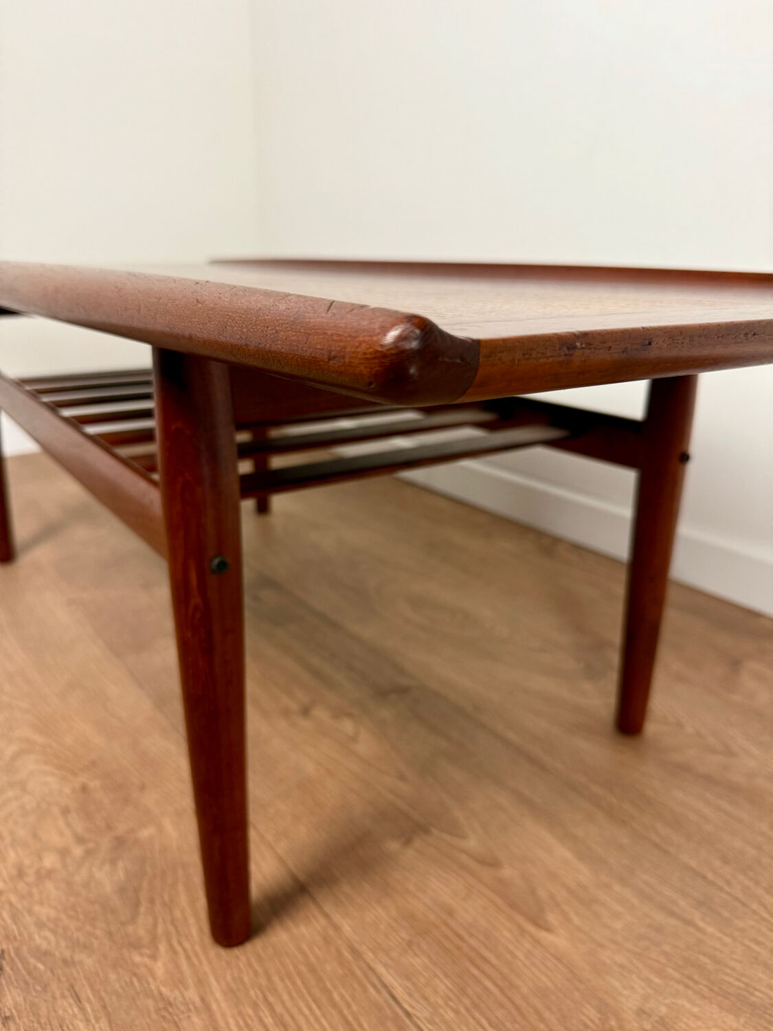 Table basse scandinave attribuée à Grete Jalk – Années 60