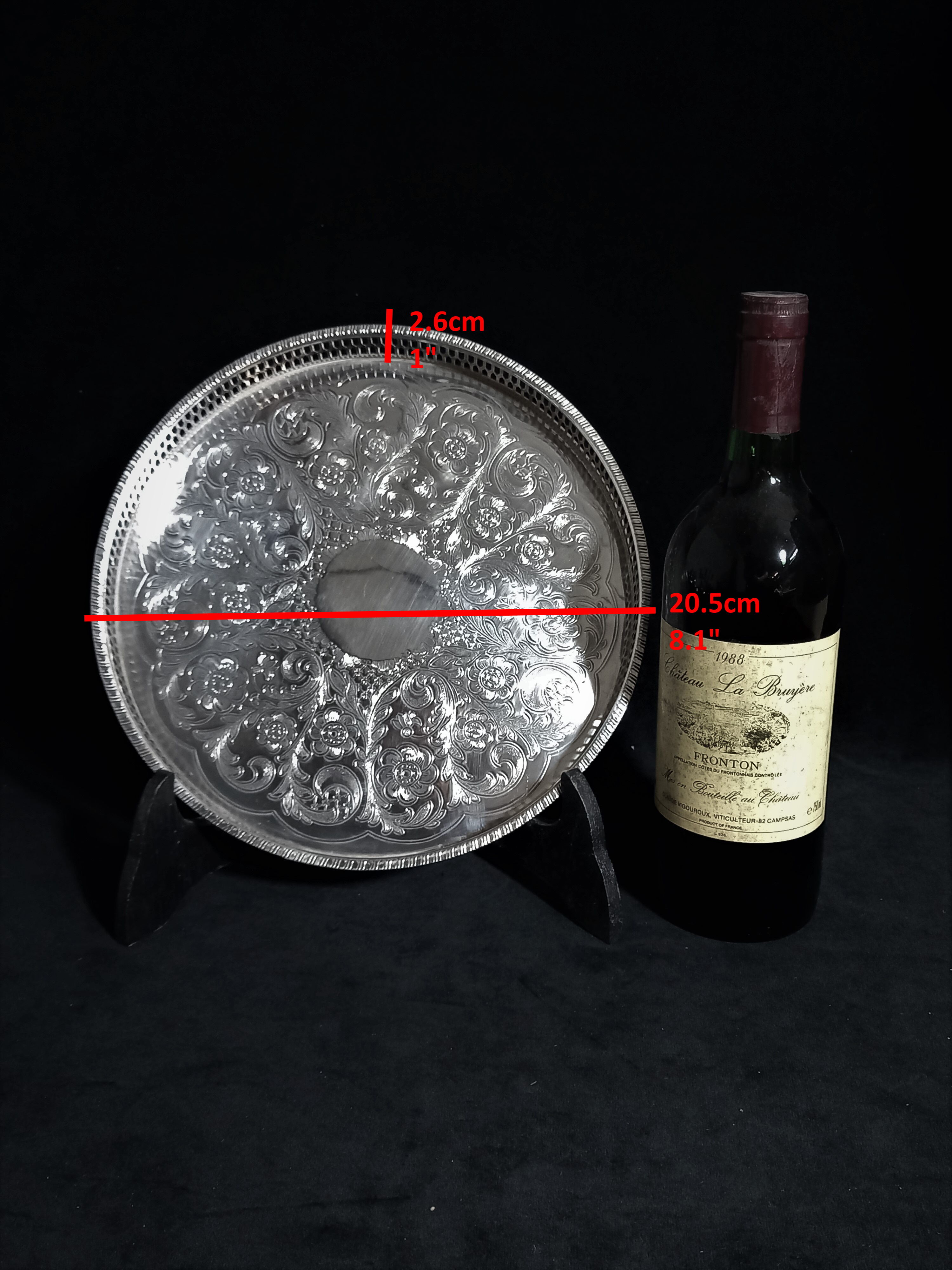 English service tray in engraved silver metal