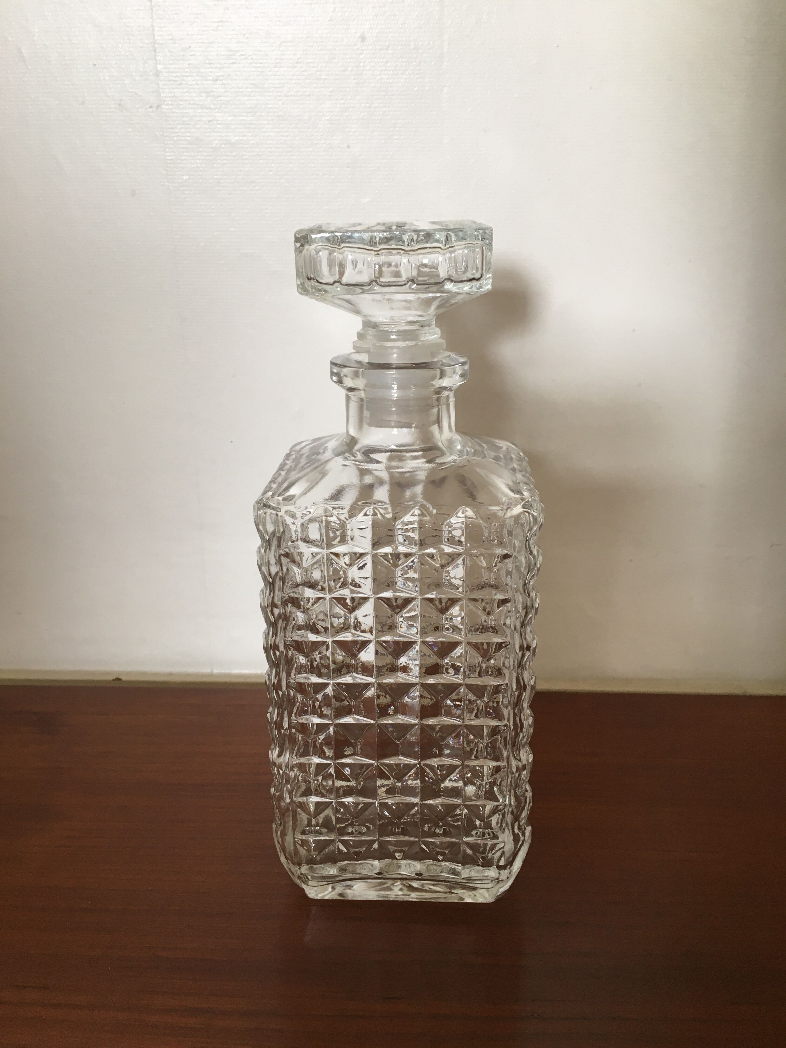 Diamond-tipped whisky carafe