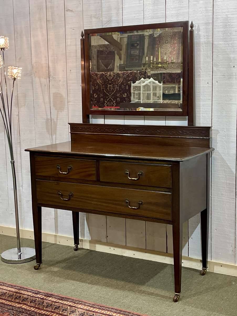 English mahogany dressing table from the early 20th century