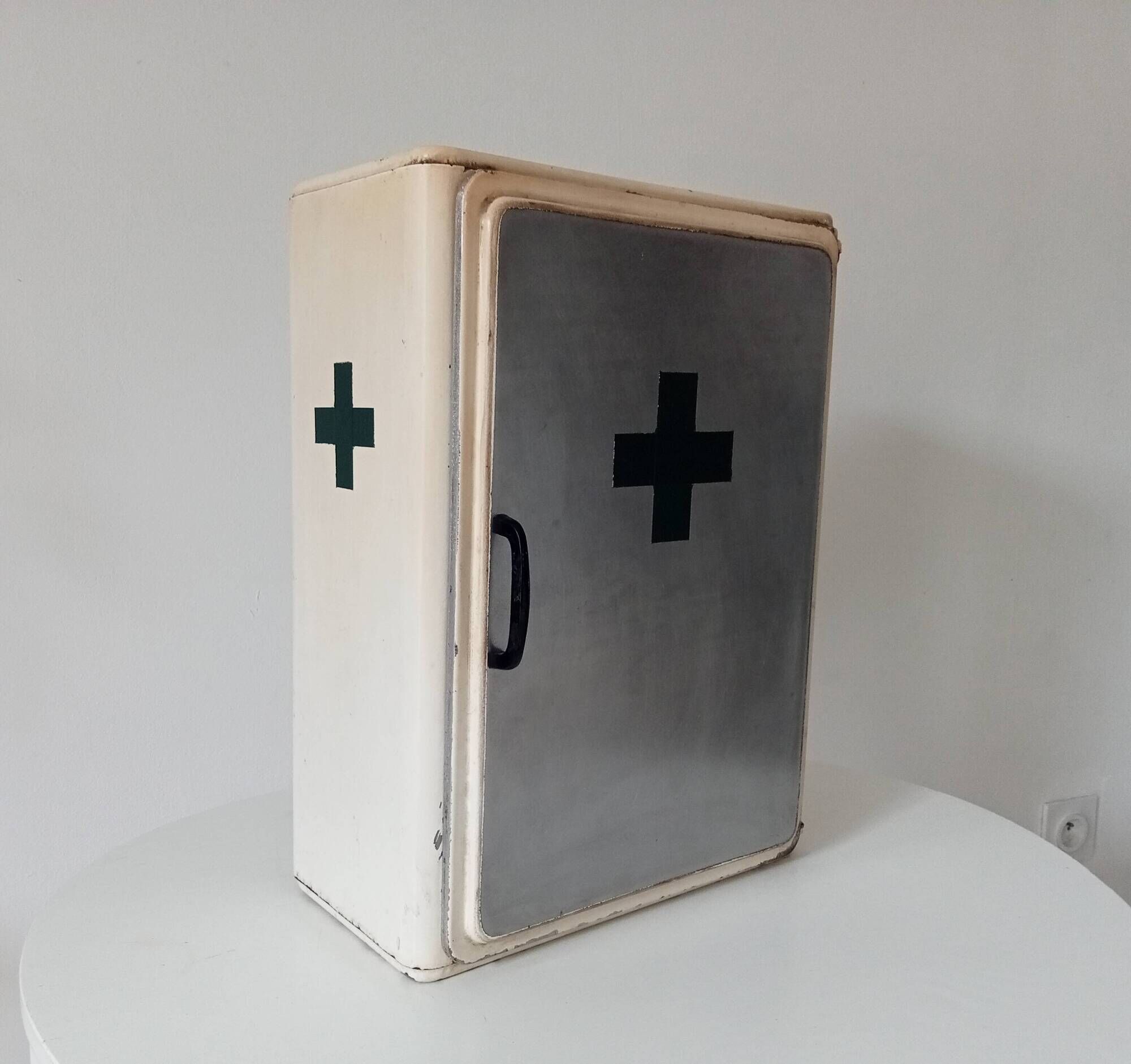 Vintage metal medicine cabinet from the 50s/60s