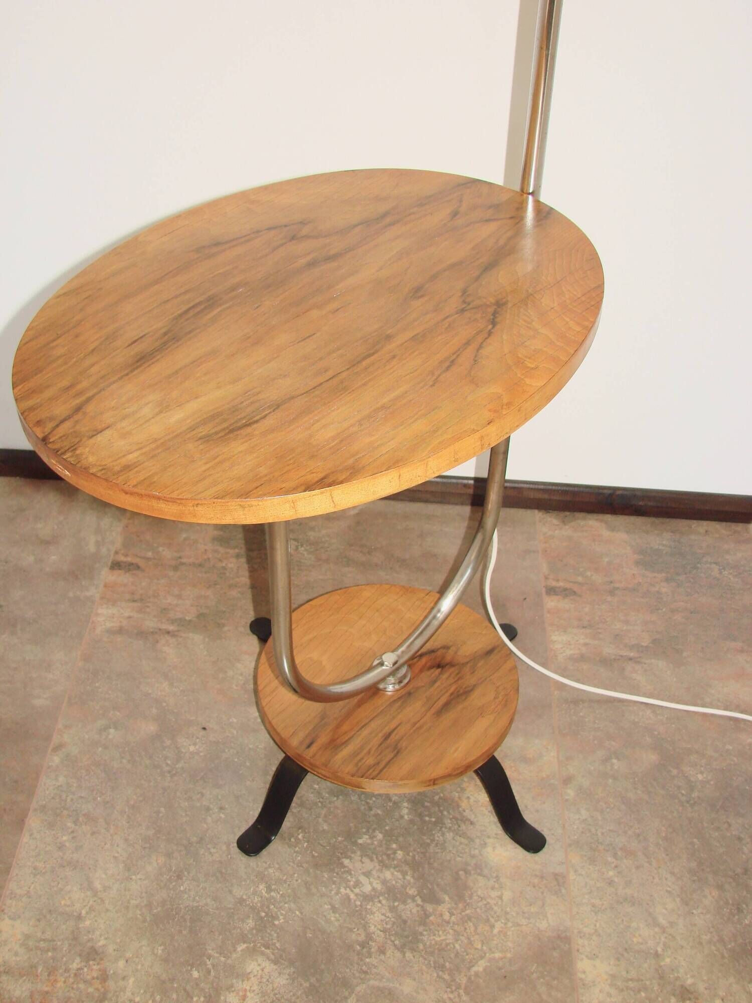Une lampe sur pied avec une table d'appoint, années 1940.