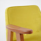 Fauteuil 366 conçu par J. Chierowski en jaune
