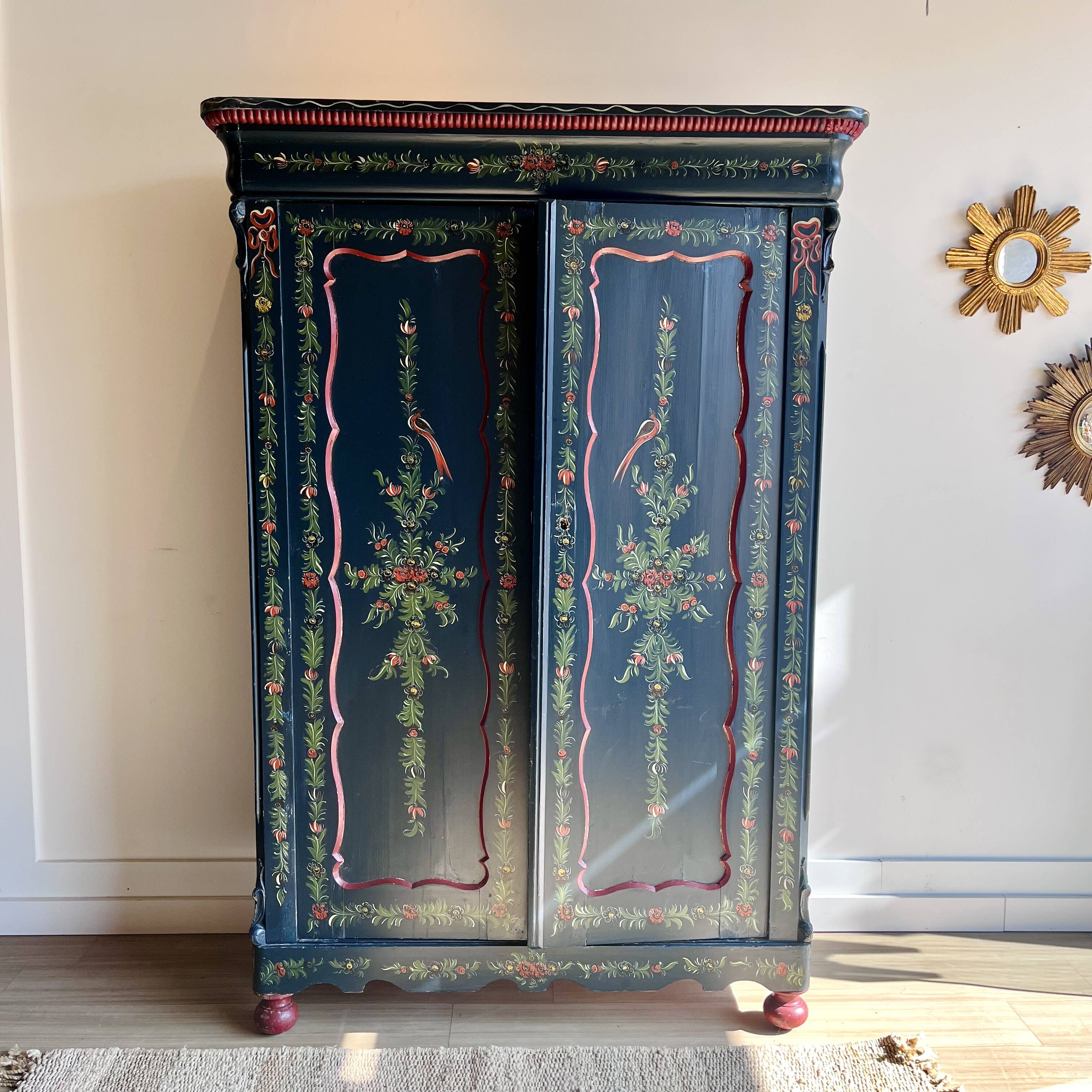 Biedermeier wardrobe hand-painted with Dutch folklore Hindelooper.