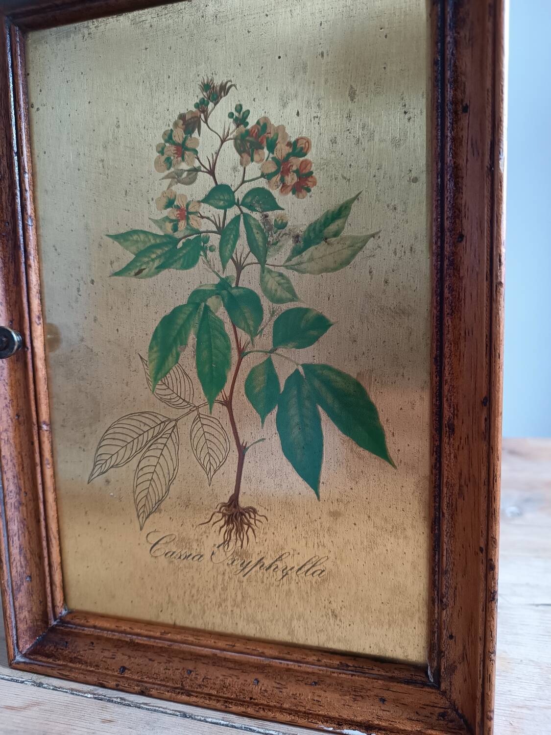 Key holder in wood and brass flower illustration