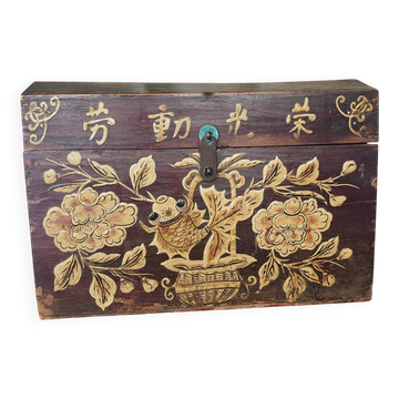 Male Chinese ancient floral and fish patterns.