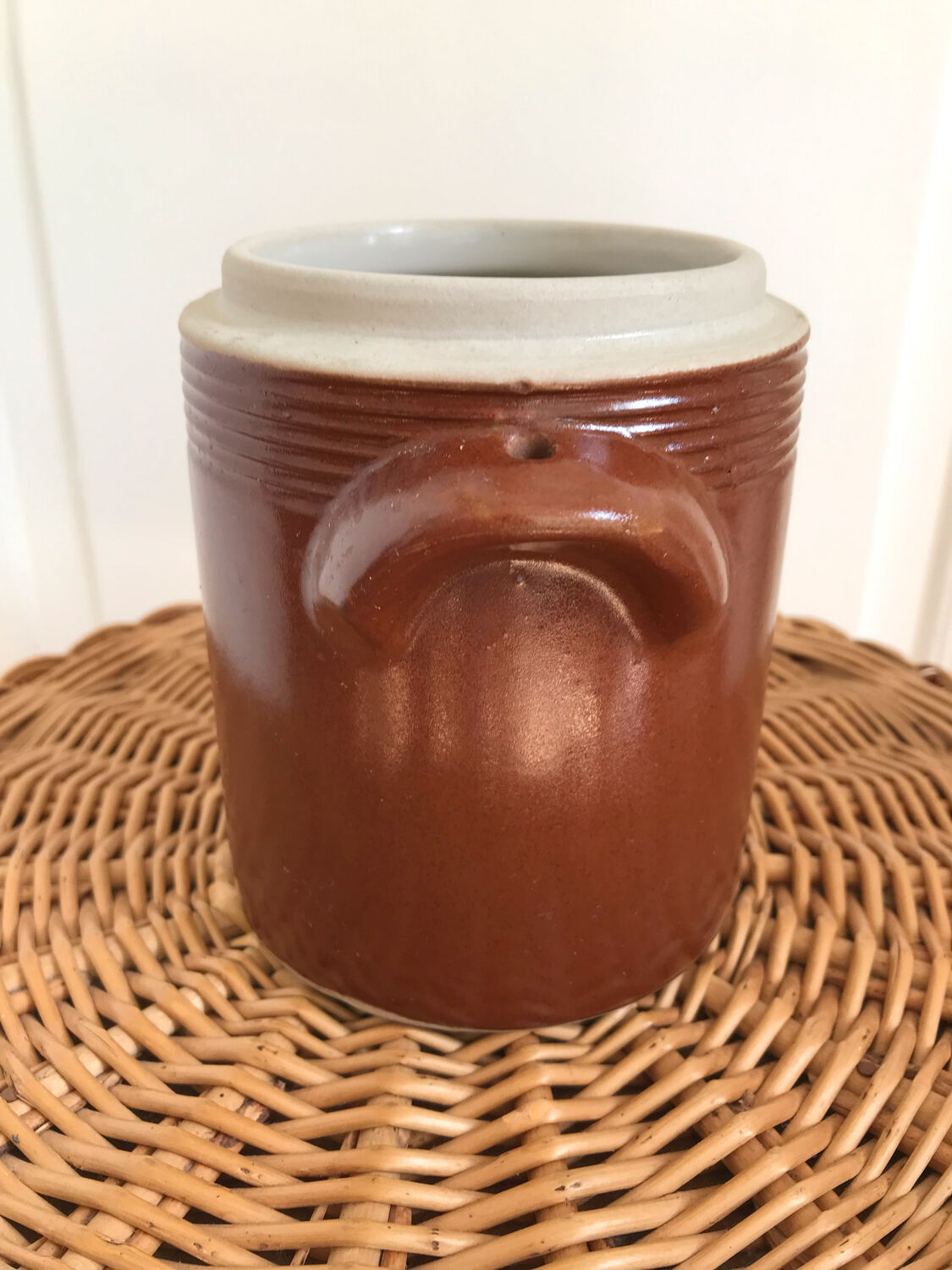 Stoneware pot with lid