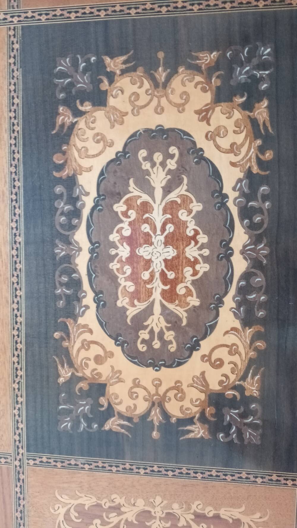 Small jewellery table in Sorrento marquetry - Italy, circa 1970.