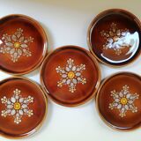 Cinq assiettes à dessert en céramique émaillée création Philippe Jenvrin