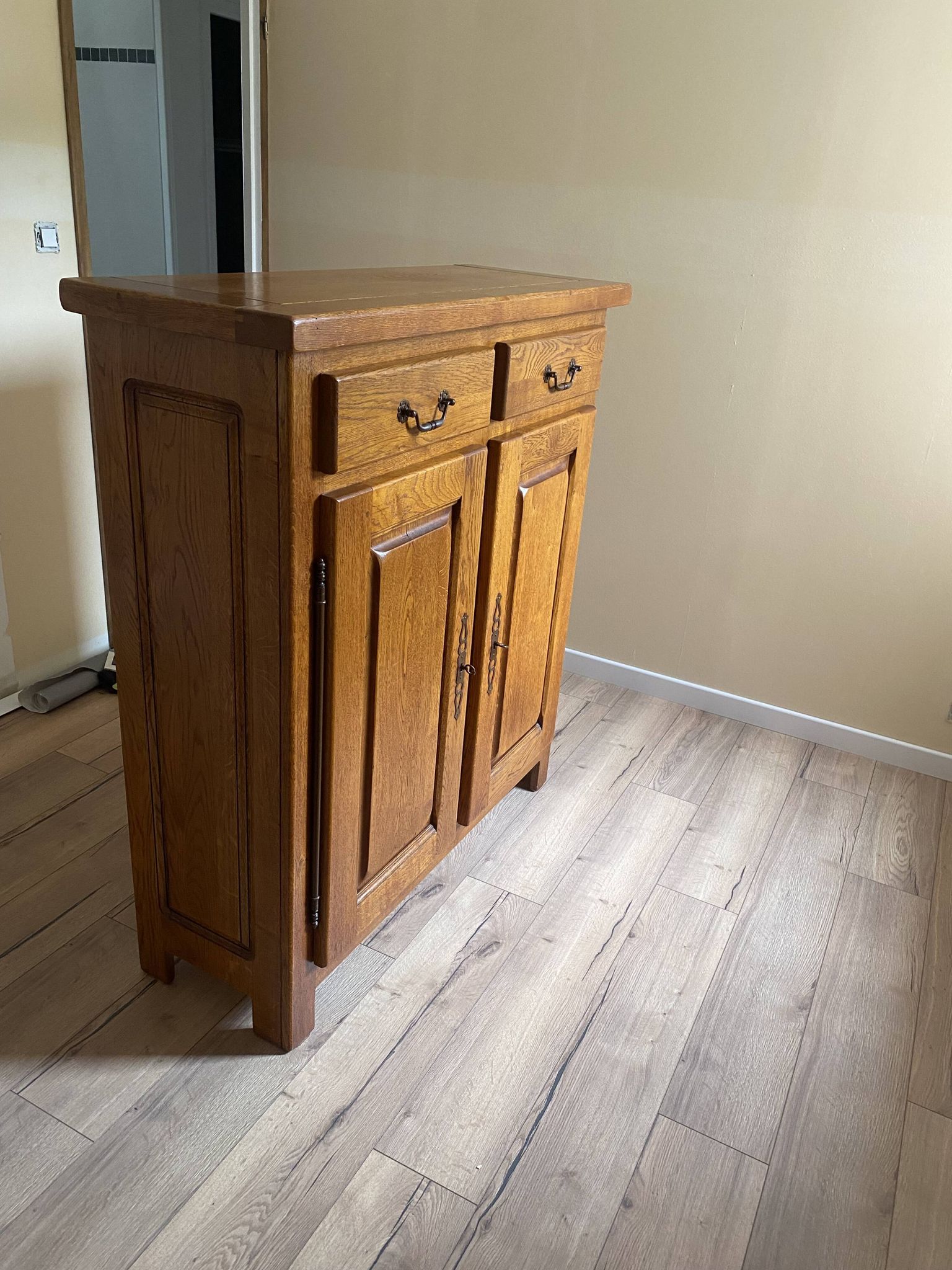 Artisanal buffet in solid oak, traditional assembly.