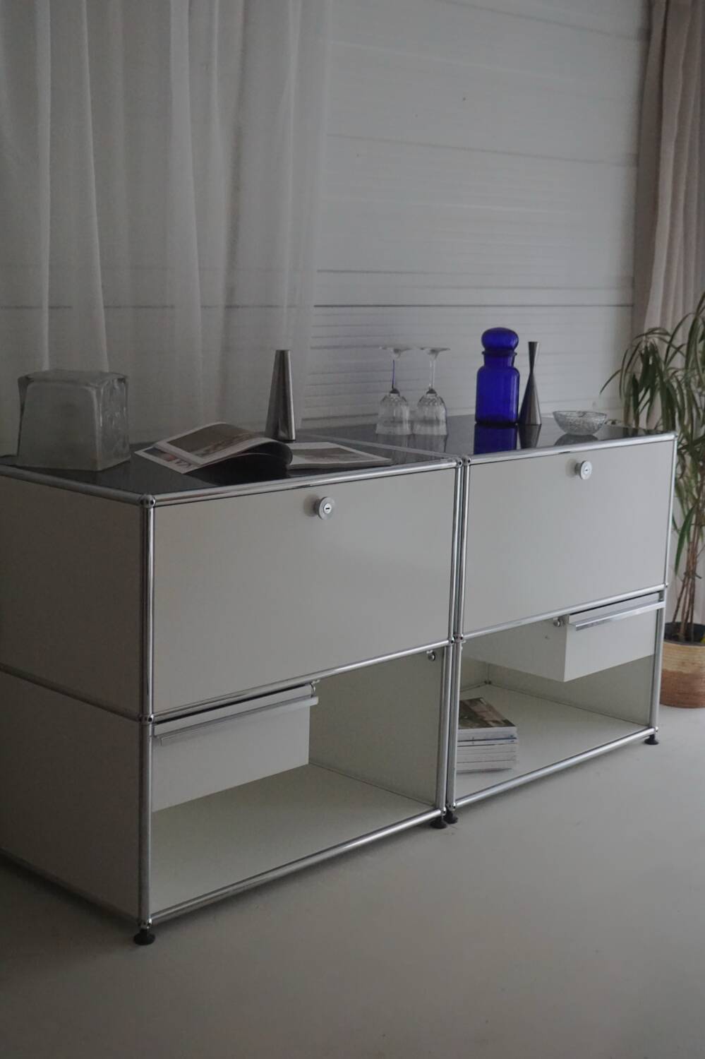 Lot of 3 designer furniture: usm haller white: 1 column with 2 modules.