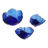 Saladier en verre moulé bleu accompagné de 2 coupelles, en forme de feuille
