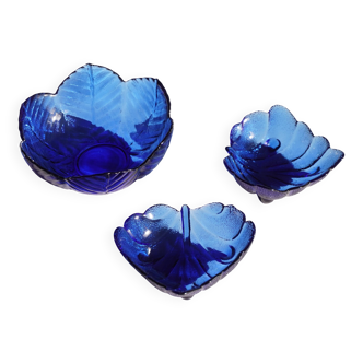 Blue molded glass salad bowl accompanied by 2 leaf-shaped bowls