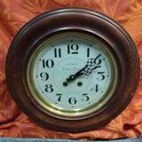 Ancienne pendule murale œil de bœuf hublot rond dans sa caisse en bois + balancier + clé