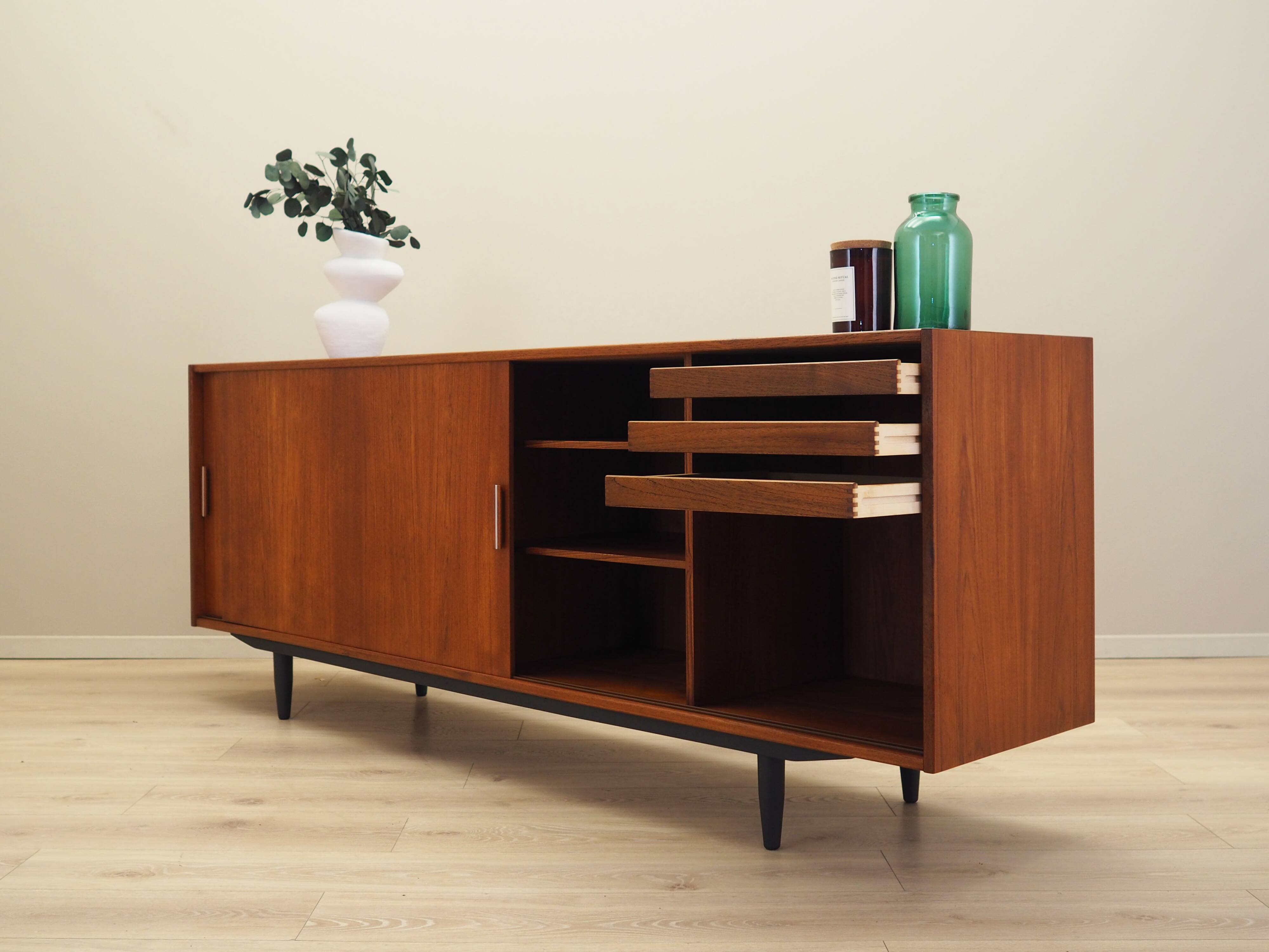 Buffet en teck, design danois, années 1970, production : Danemark