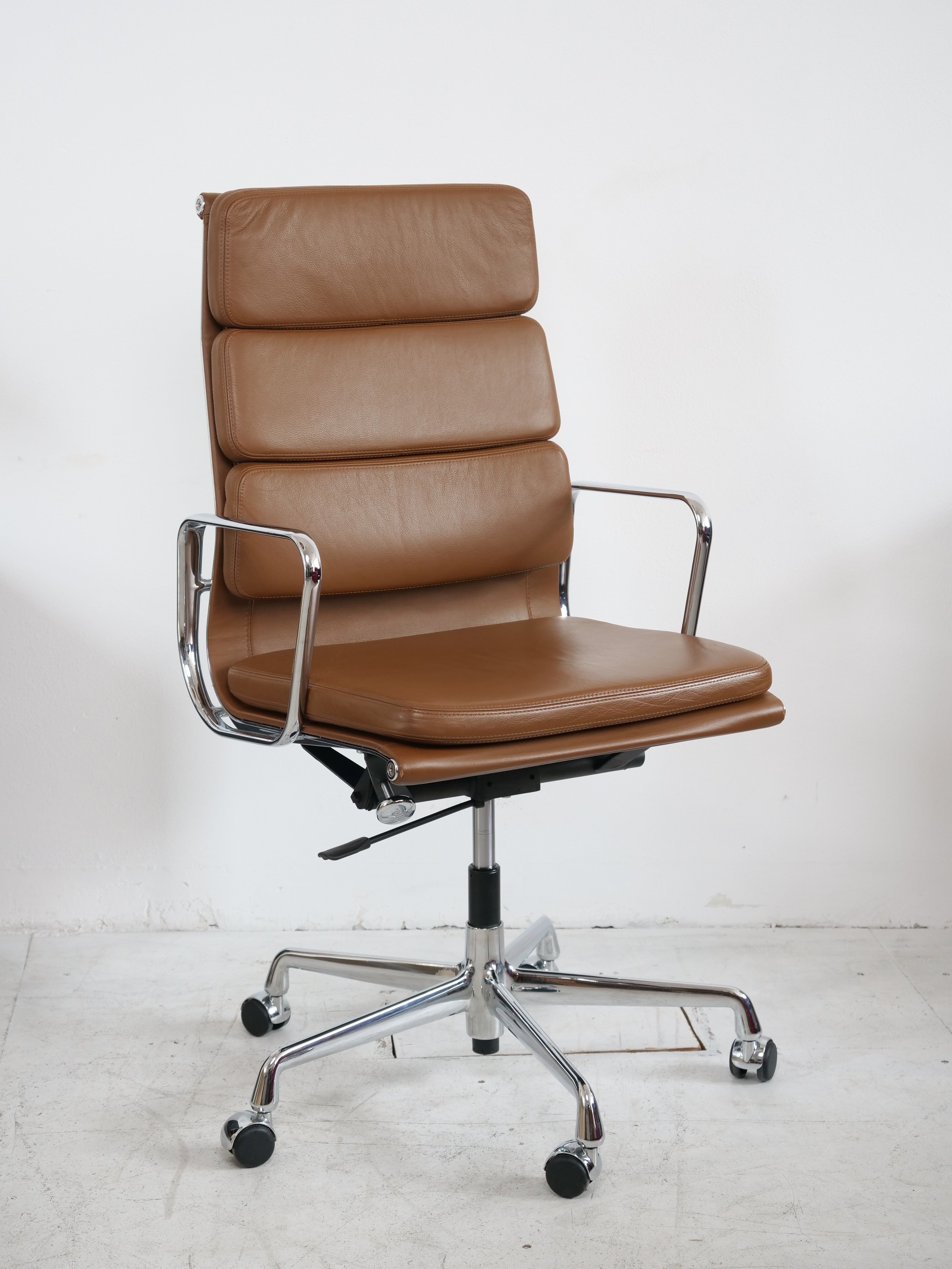 Eames EA 219 Vitra leather office chair