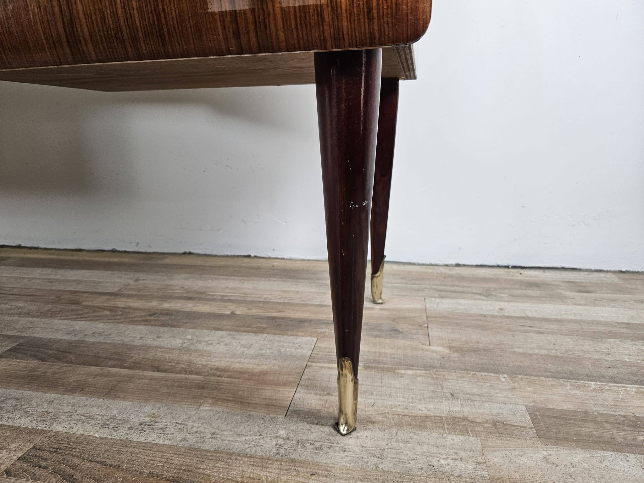 Mid-century drawer chest in mahogany, brass and glass.