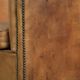 Fauteuil club en peau de mouton confortable de couleur cognac.