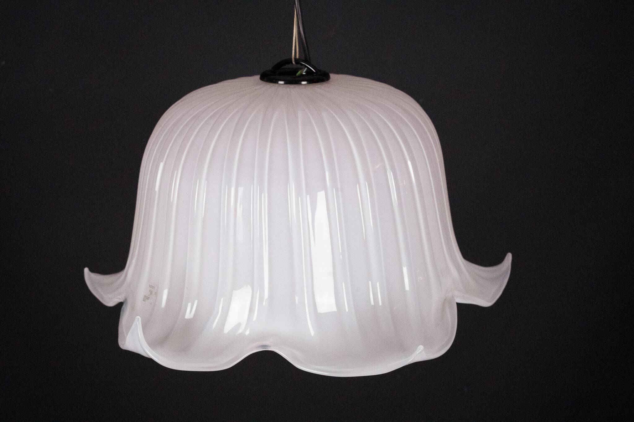 Large vintage flower-shaped chandelier in pink Murano glass, Italy 1980s.