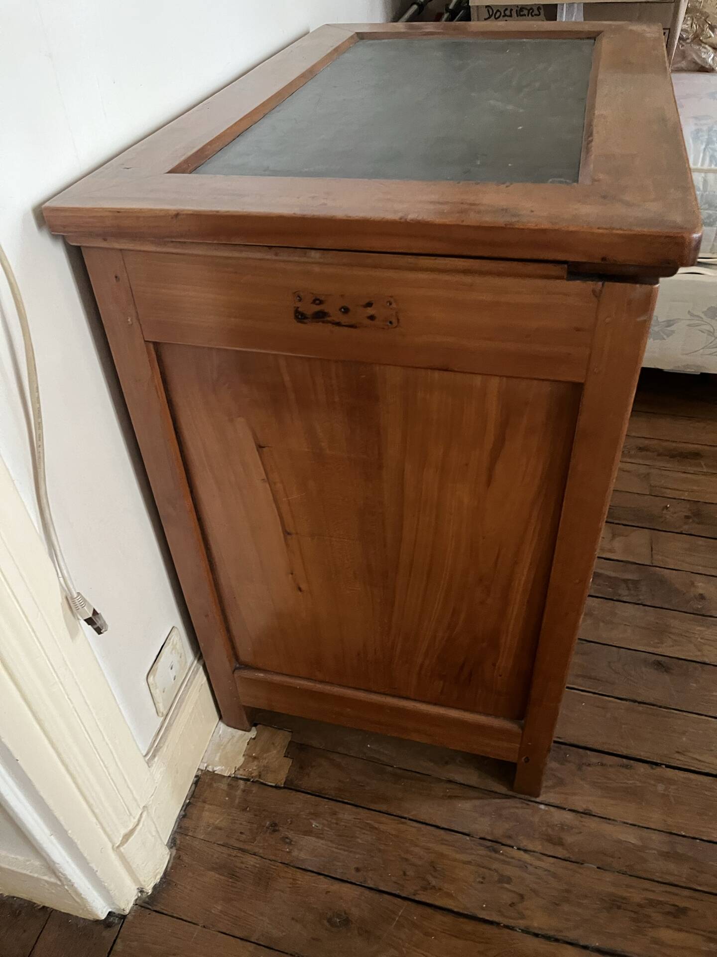 Commode 3 tiroirs en merisier et marbre gris, XIXe siècle