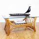 Table basse en rotin et verre