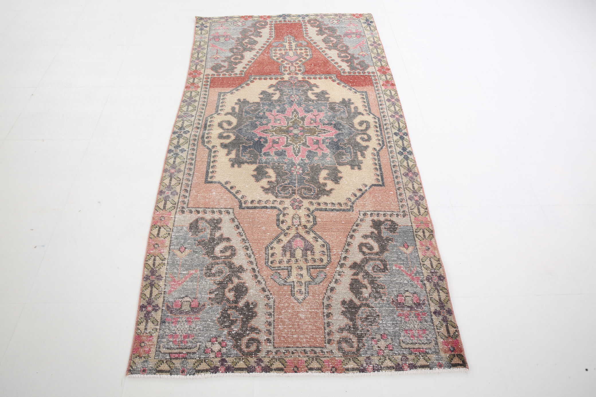 Oriental rug 118x238cm