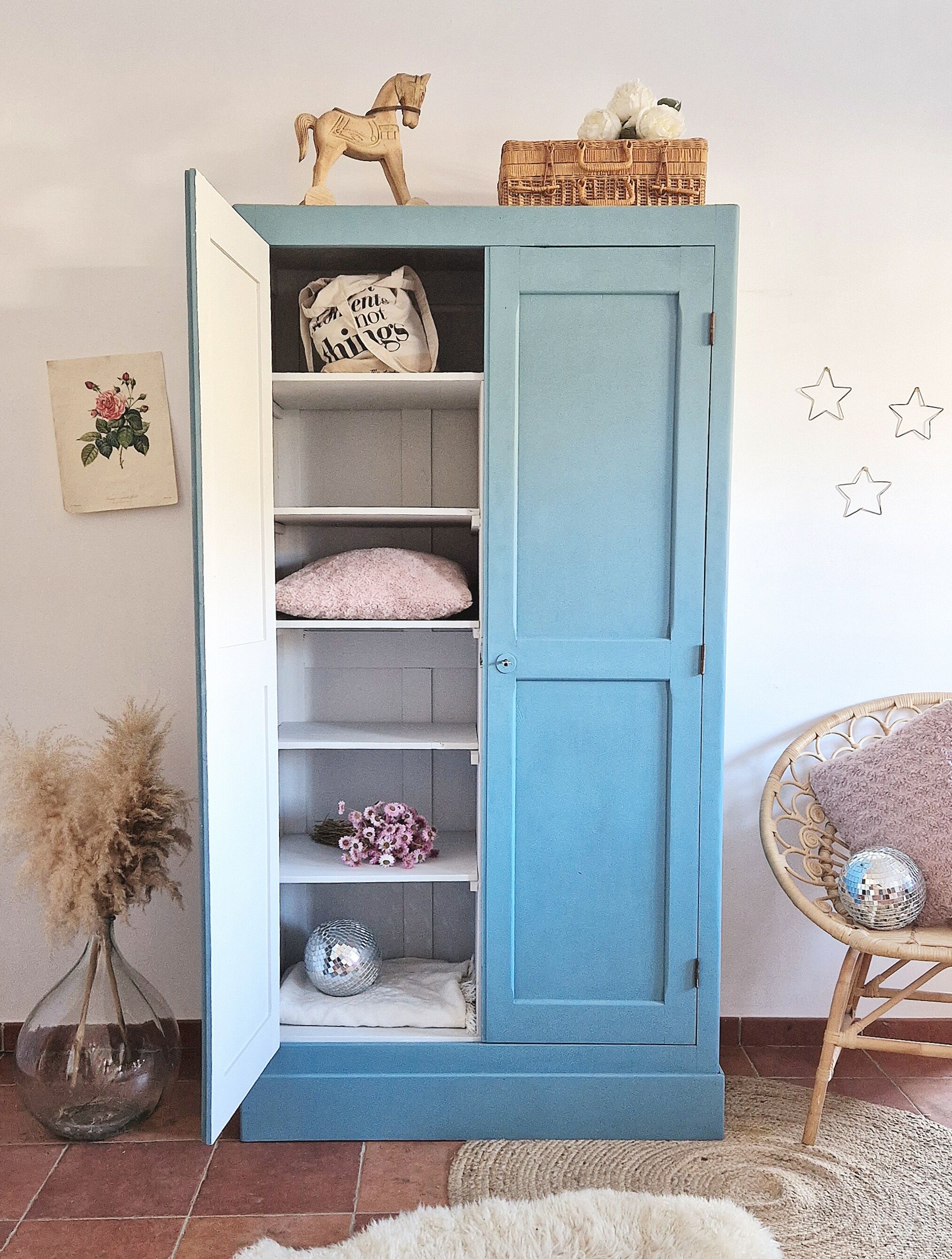 Old boarding cabinet