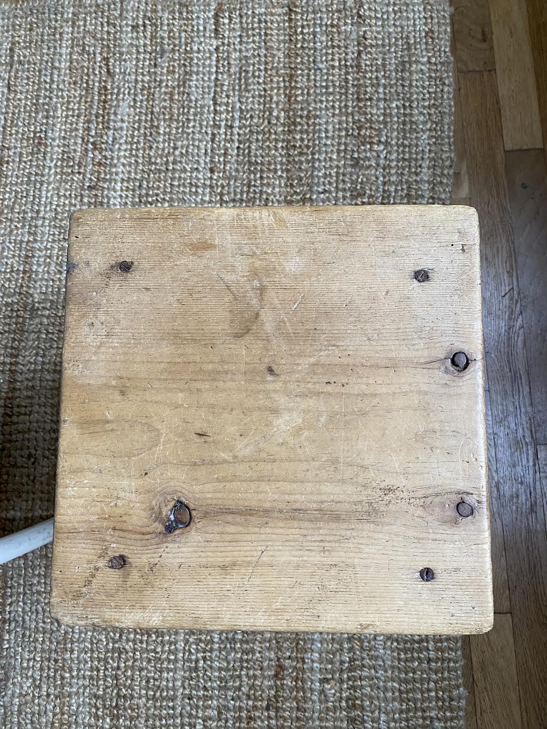 Tabouret d'atelier en bois brut