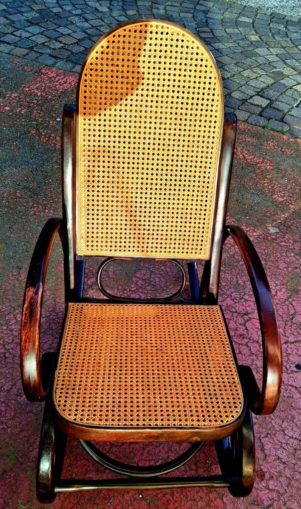 Fauteuil basculant dit rocking chair. Bois courbé et canage.
