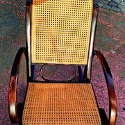 Fauteuil basculant dit rocking chair. Bois courbé et canage.
