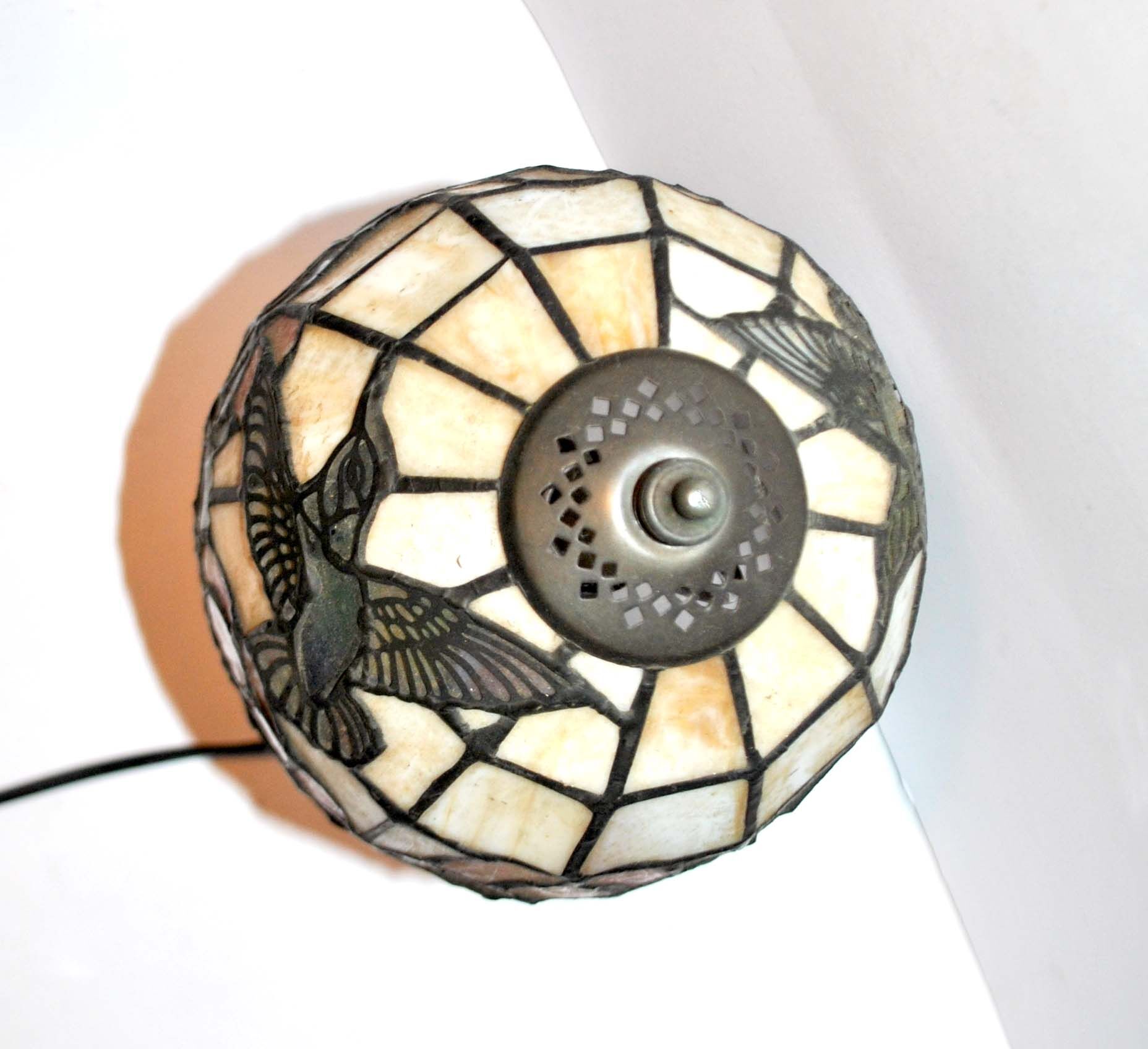 Vintage "hummingbird bird" tiffany style table lamp in stained glass paste window - late 20th century.