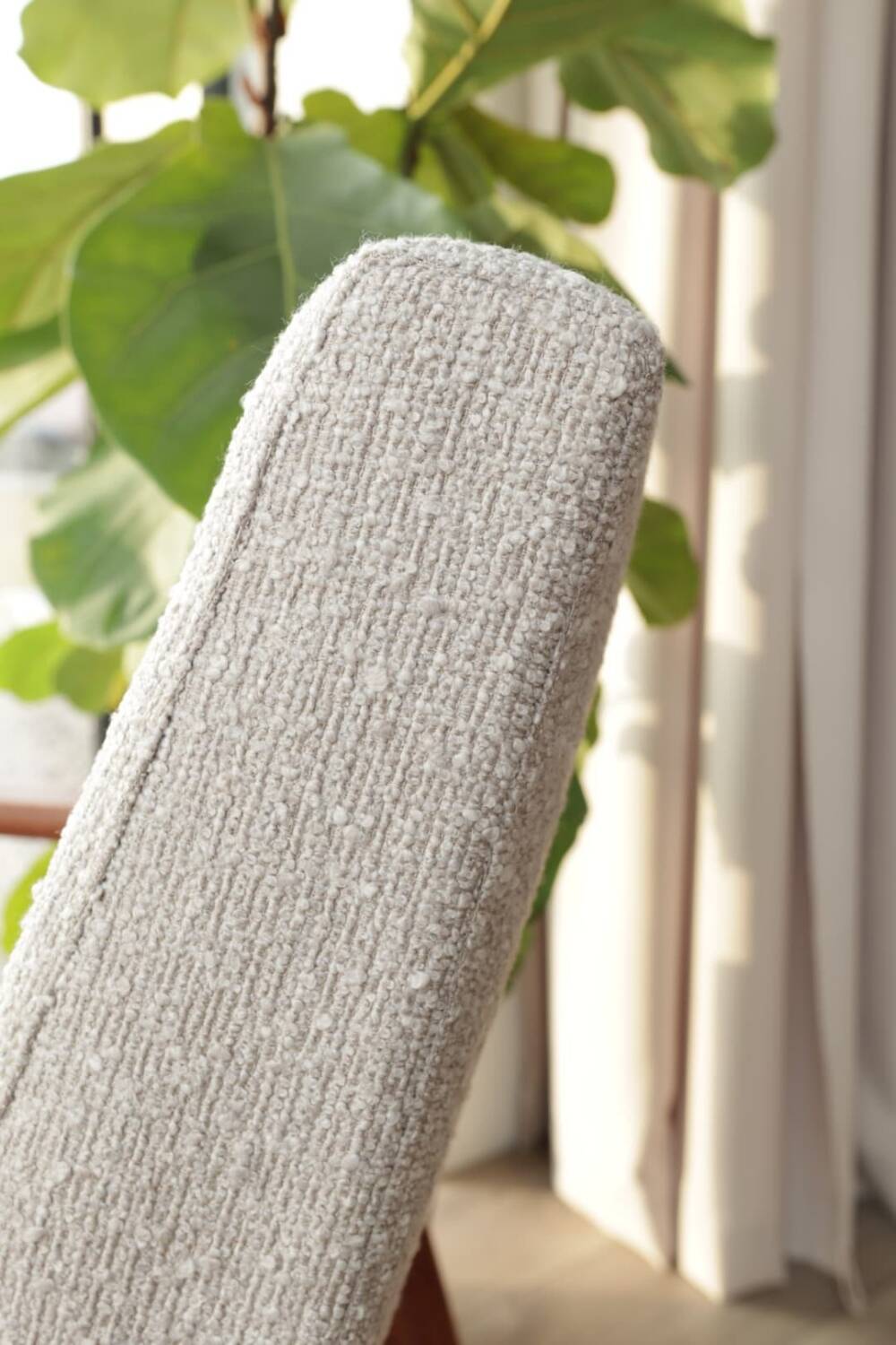 Fauteuil bouclé vintage bois couleur noyer tissu gris champagne design mid