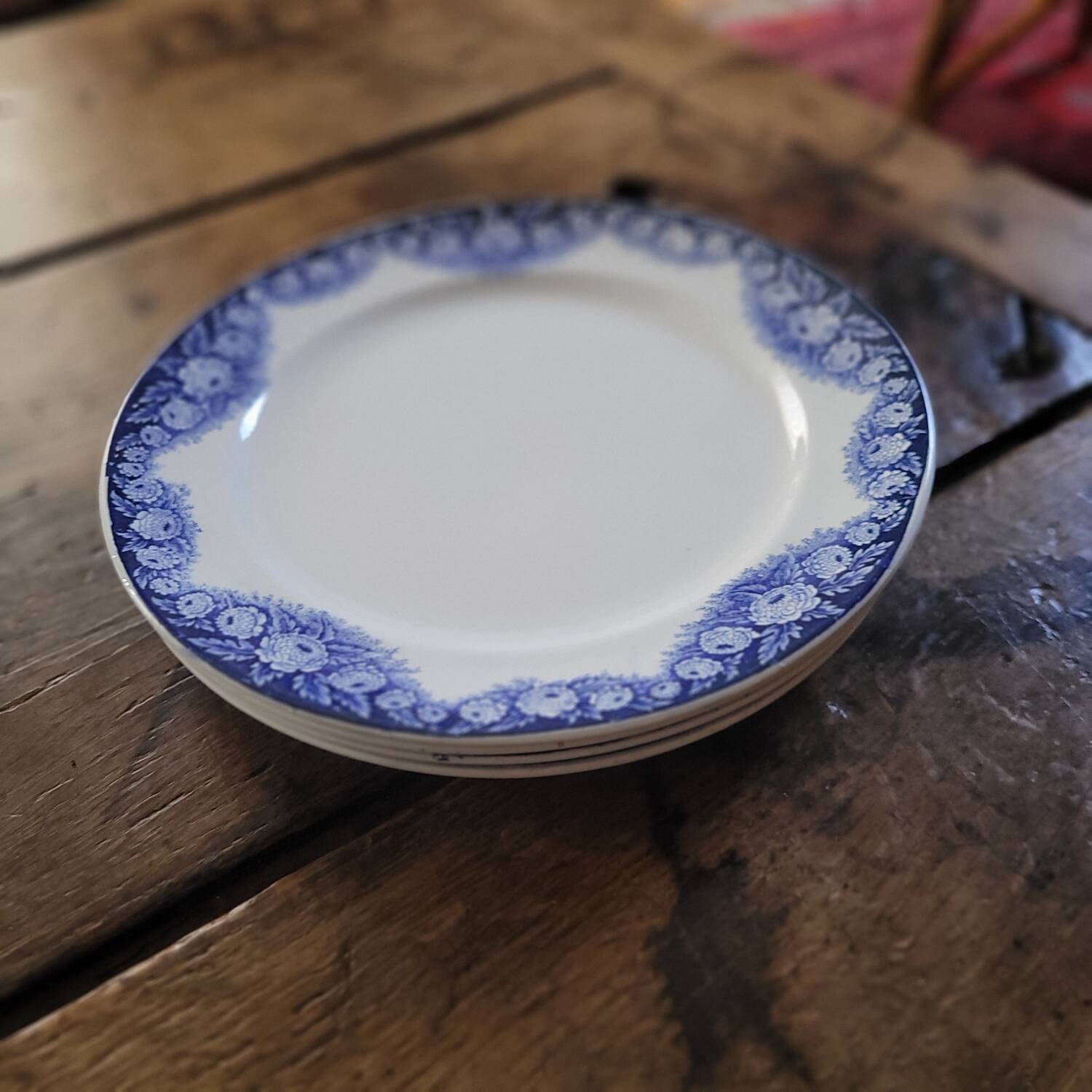 4 assiettes Boch Frères La Louvière – modèle Elvire – décor floral ble