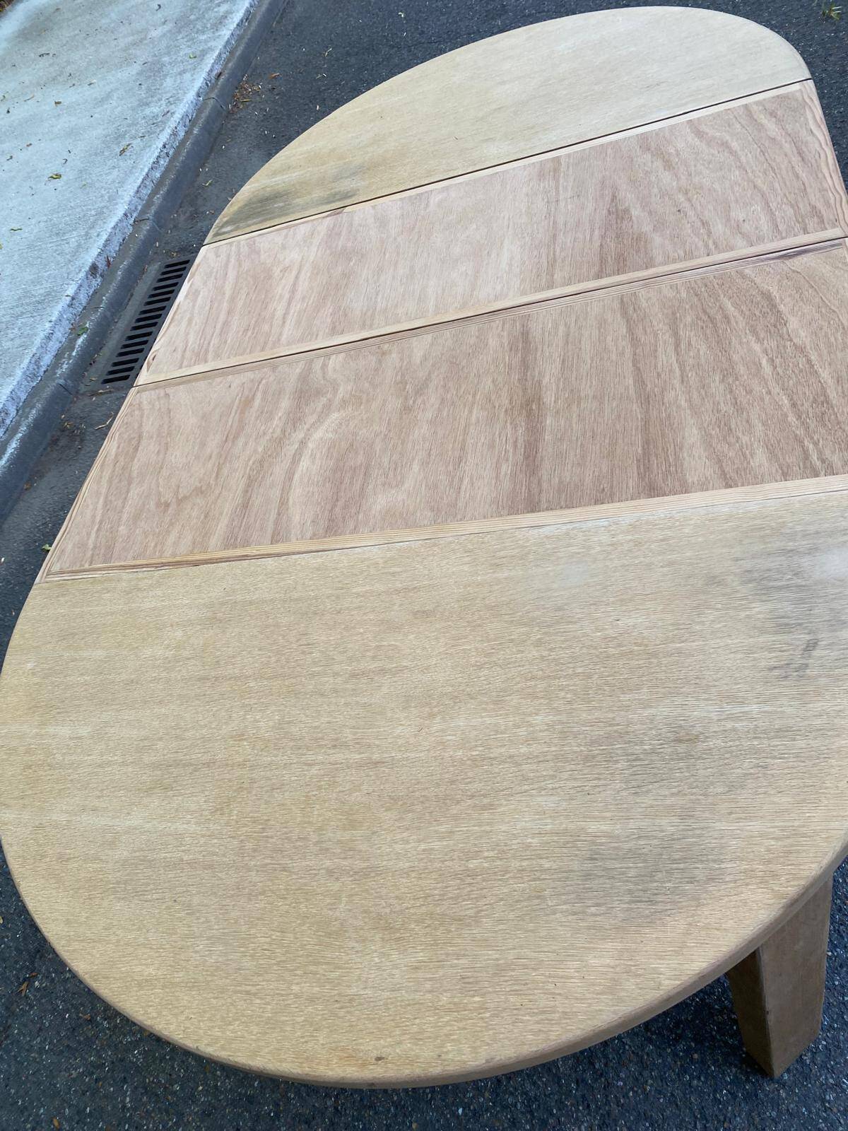 Table à manger scandinave ronde extensible décapée en chêne brut 1980